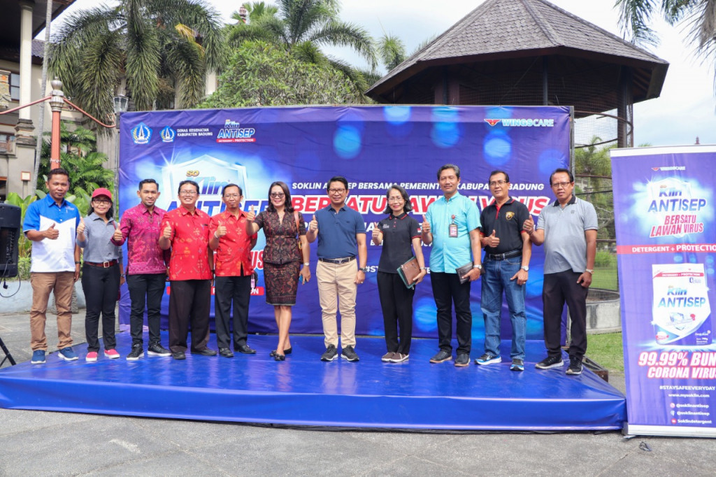 Sekda Badung Adi Arnawa Terima Bantuan CSR dari PT. Wings Surya